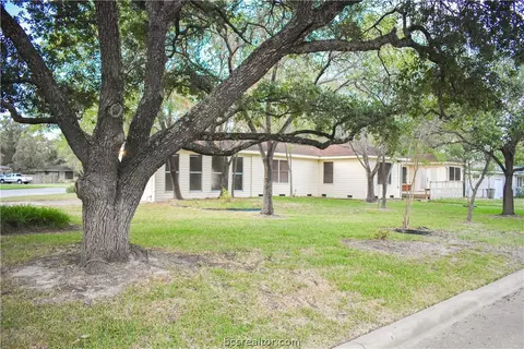 902 North Ave, Bryan, TX 77802 photo 2
