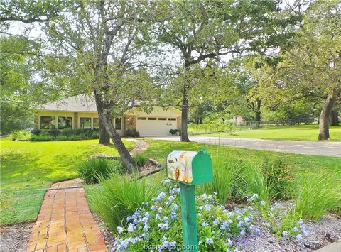 2105 Pantera Dr, Bryan, TX 77807 photo 1