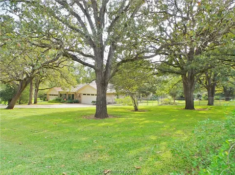 2105 Pantera Dr, Bryan, TX 77807 photo 4