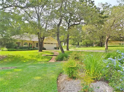2105 Pantera Dr, Bryan, TX 77807 photo 2