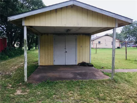 806 E Davis St, Hearne, TX 77859 photo 2