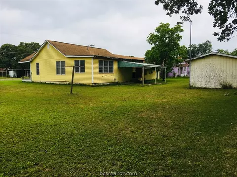 806 E Davis St, Hearne, TX 77859 photo 3