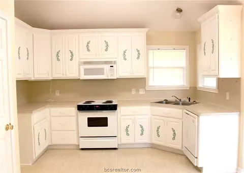 3911 Brighton Dr, Bryan, TX 77802 photo 5