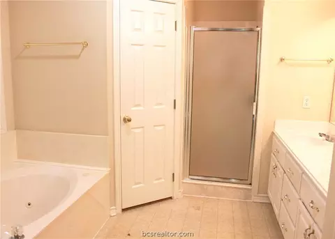 3911 Brighton Dr, Bryan, TX 77802 photo 8