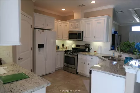 3325 Broadmoor Dr, Bryan, TX 77802 photo 3