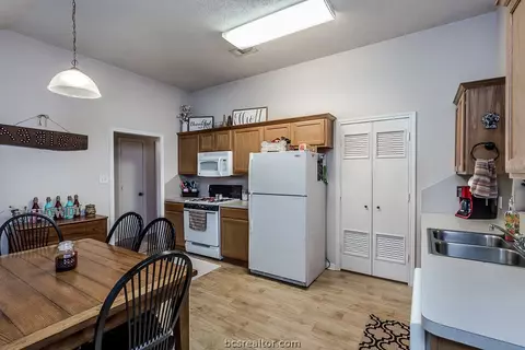 2900 Bexar Grass Dr, Bryan, TX 77802 photo 4