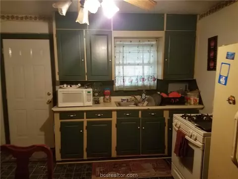 2401 Emerald Dr, Bryan, TX 77803 photo 2