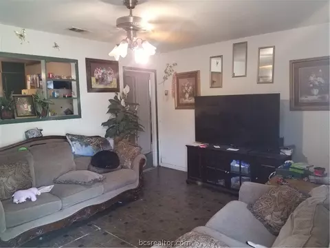 2401 Emerald Dr, Bryan, TX 77803 photo 4