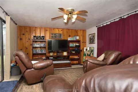 402 Madeline Dr, Bryan, TX 77802 photo 3
