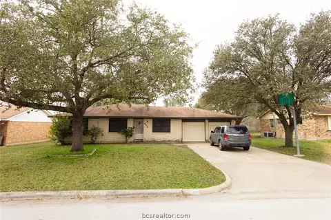 402 Madeline Dr, Bryan, TX 77802 photo 2