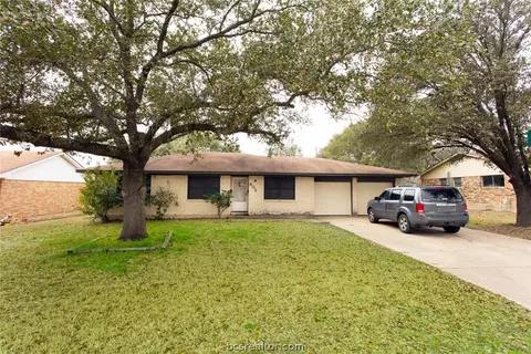 402 Madeline Dr, Bryan, TX 77802 photo 1