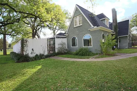 807 E 7th St, Cameron, TX 76520 photo 3
