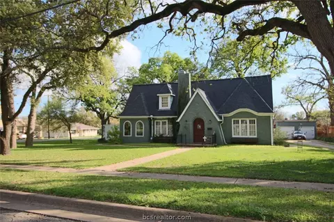 807 E 7th St, Cameron, TX 76520 photo 2
