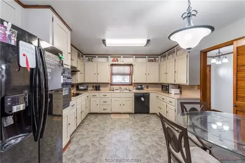 2106 Barak Ln, Bryan, TX 77802 photo 5