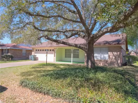 3903 Stillmeadow Dr, Bryan, TX 77802 photo 2