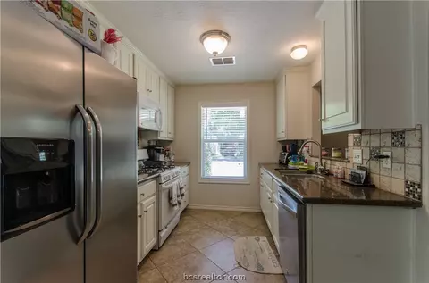 1204 Batts St, Bryan, TX 77803 photo 2
