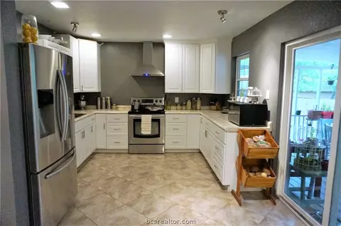 2107 La Brisa Dr, Bryan, TX 77807 photo 4