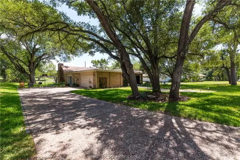 905 Ruskin Dr, Bryan, TX 77802 photo 2