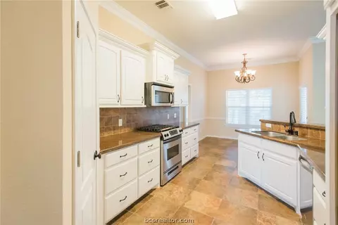 3804 Park Hampton Dr, Bryan, TX 77802 photo 8