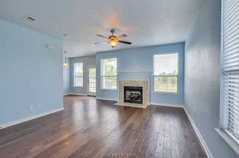 2000 Spring Leaf Ct, Bryan, TX 77807 photo 3