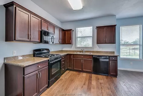 2000 Spring Leaf Ct, Bryan, TX 77807 photo 8