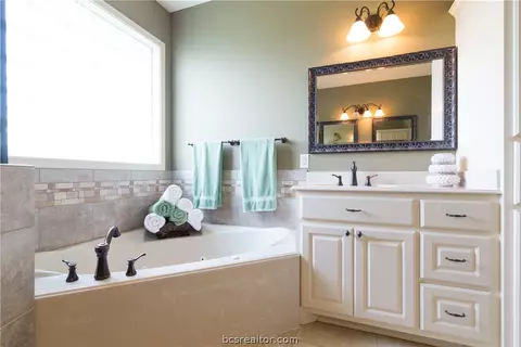 7201 Gemstone Dr, Bryan, TX 77808 photo 17