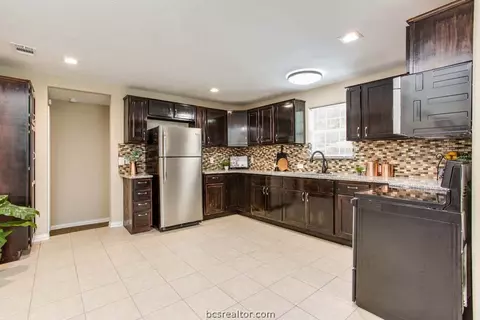 2101 Emerald Dr, Bryan, TX 77803 photo 4