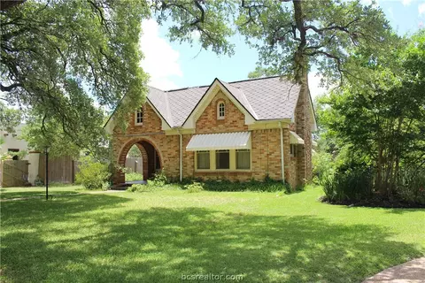713 E 31st St, Bryan, TX 77803 photo 1