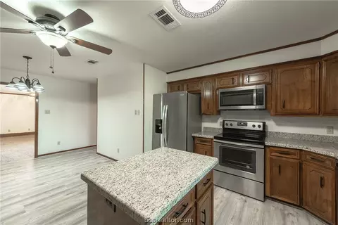 4300 Apache Ct, Bryan, TX 77802 photo 8