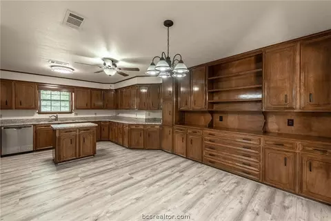 4300 Apache Ct, Bryan, TX 77802 photo 4