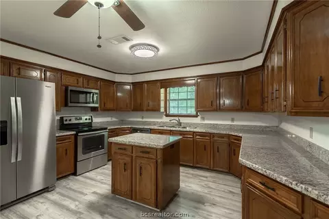 4300 Apache Ct, Bryan, TX 77802 photo 3
