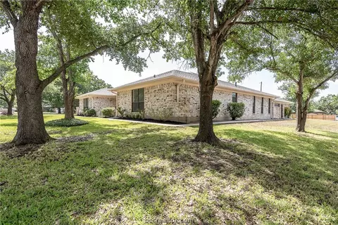 4300 Apache Ct, Bryan, TX 77802 photo 2