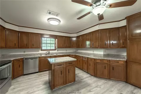 4300 Apache Ct, Bryan, TX 77802 photo 5
