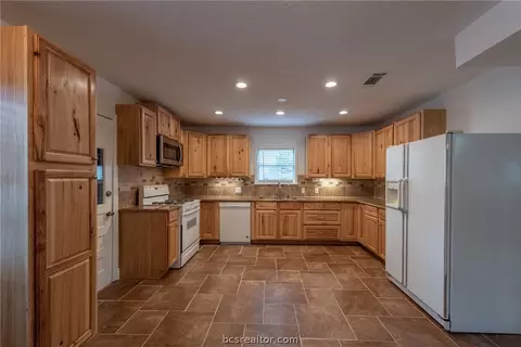 1628 Oakview St, Bryan, TX 77802 photo 5