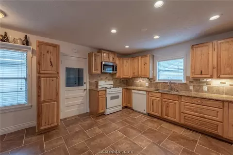 1628 Oakview St, Bryan, TX 77802 photo 8
