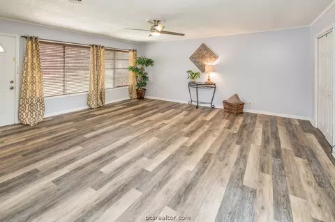 2109 Vinewood Dr, Bryan, TX 77802 photo 6