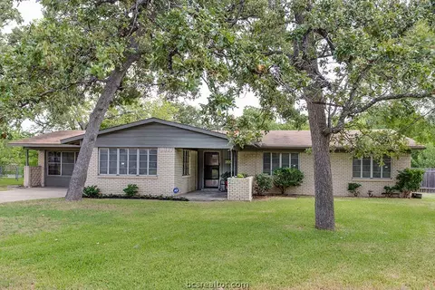 2109 Vinewood Dr, Bryan, TX 77802 photo 1