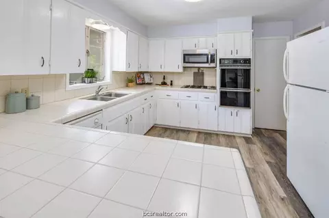 2109 Vinewood Dr, Bryan, TX 77802 photo 9