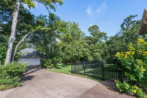 4708 Williamsburg Dr, Bryan, TX 77802 photo 3