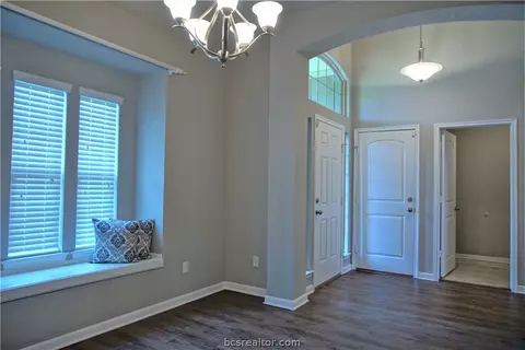 2028 Stubbs Dr, Bryan, TX 77807 photo 4
