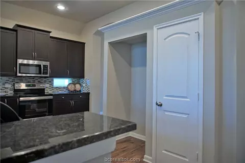 2028 Stubbs Dr, Bryan, TX 77807 photo 8
