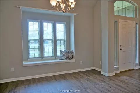 2028 Stubbs Dr, Bryan, TX 77807 photo 3