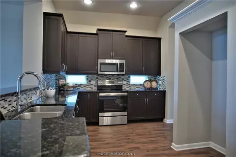2028 Stubbs Dr, Bryan, TX 77807 photo 7