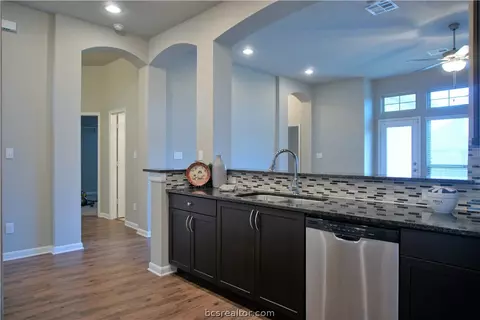 2028 Stubbs Dr, Bryan, TX 77807 photo 5