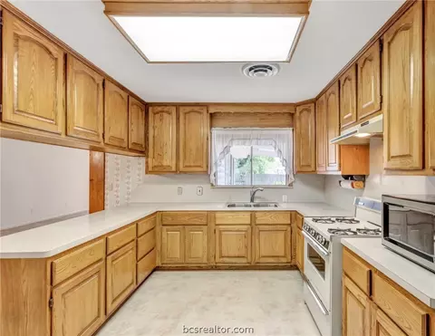 1728 Dillon, Bryan, TX 77803 photo 2