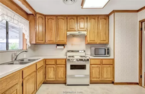 1728 Dillon, Bryan, TX 77803 photo 3