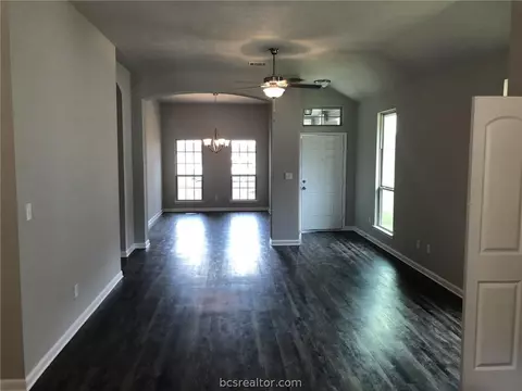 2018 Dumfries Dr, Bryan, TX 77807 photo 3