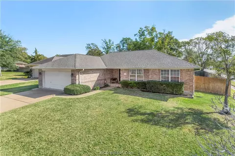 6200 Queenslock Cir, Bryan, TX 77802 photo 2