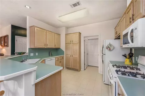 6200 Queenslock Cir, Bryan, TX 77802 photo 9