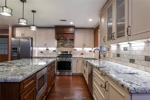 2302 Burton Dr, Bryan, TX 77802 photo 4